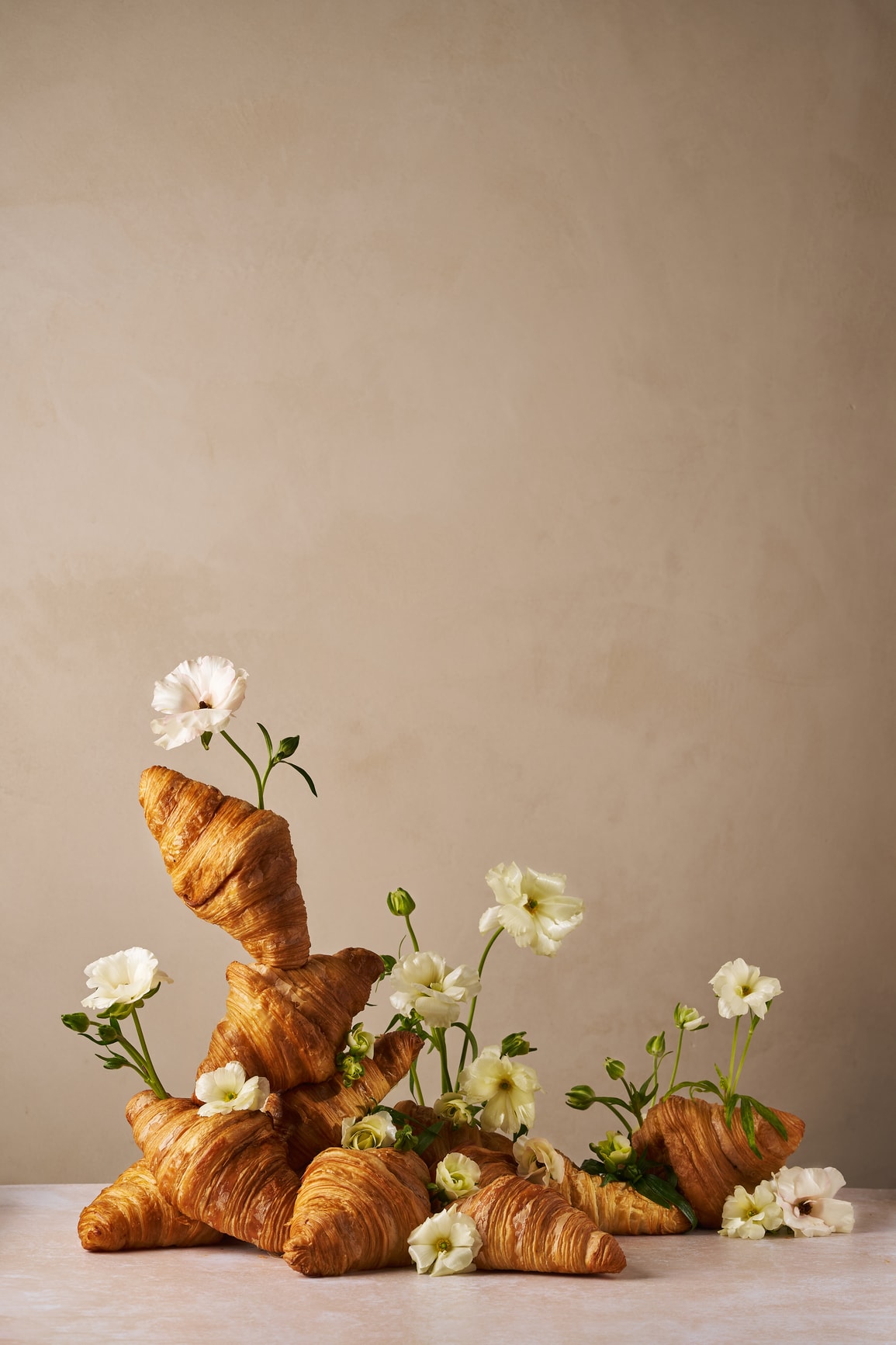 Croissants mit frischen Blüten arrangiert